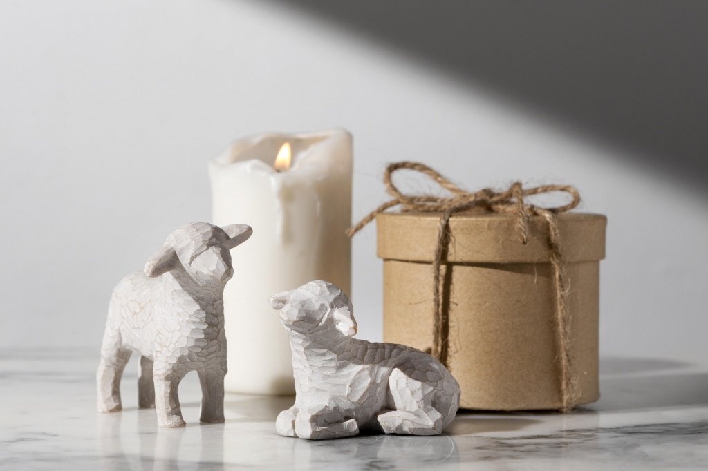 epiphany-day-sheep-figurines-with-candle-gift-box.jpg