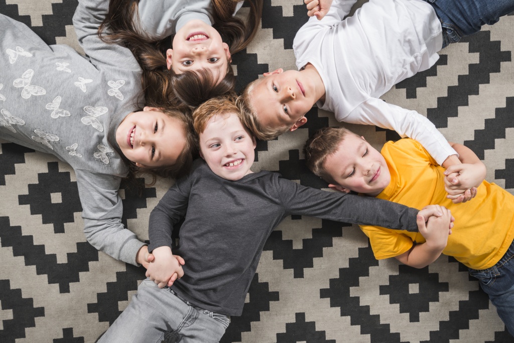 kids-posing-together-floor.jpg