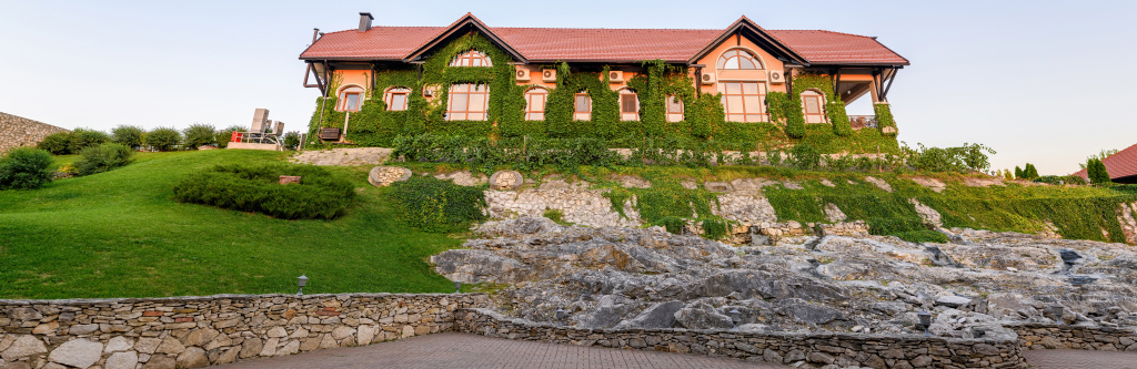 panorama-chateau-vartely-winery-sunset-with-green-garden.jpg