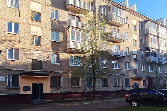 Выгодный вариант! Комната (доля) в многокомнатной квартире